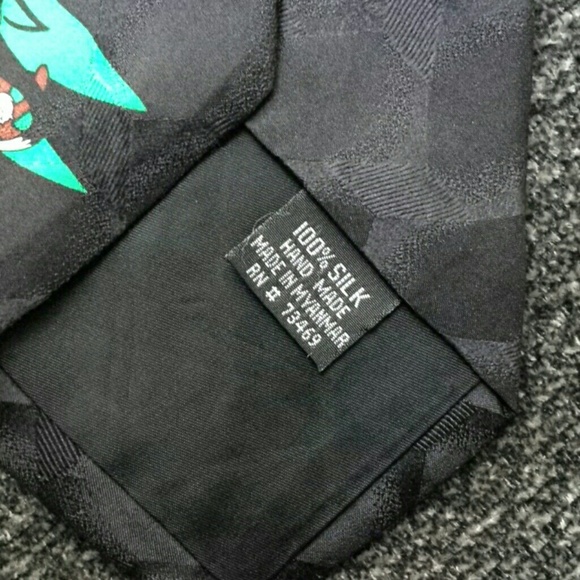 Looney Tunes Christmas Necktie - Picture 3 of 3